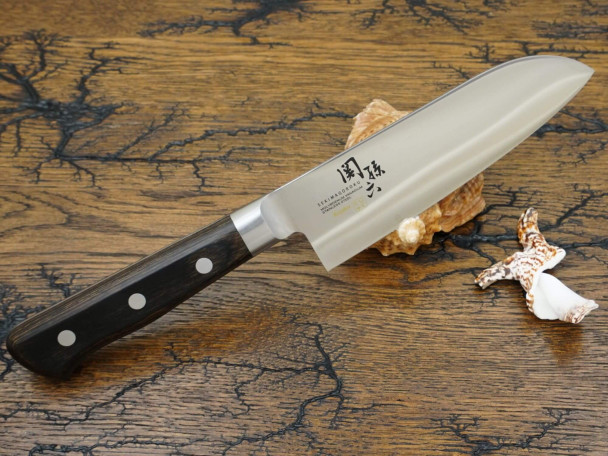 Кухонный нож KAI Kujaku Santoku AE-5447, нержавеющая сталь DSR1K6, лезвие 14,5 см. Кухонный нож KAI Kujaku Santoku AE-5447, нержавеющая сталь DSR1K6, лезвие 14,5 см.