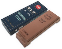 Камень точильный водный King KWK-055 #1000 средний с подставкой. Камень точильный водный King KWK-055 #1000 средний с подставкой.