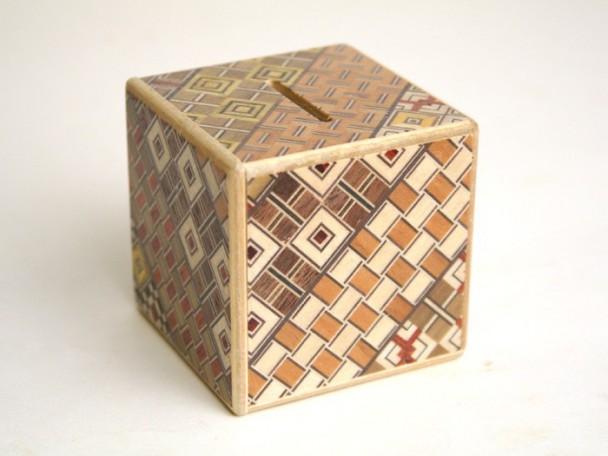 Японская коробка копилка Yosegi NSZ-PB-013, 2 шага, 60x60X60 мм. Японская коробка копилка Yosegi NSZ-PB-013, 2 шага, 60x60X60 мм.