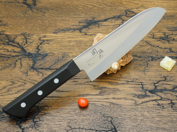 Кухонный нож KAI Azuchi Santoku AE-5141, нержавеющая сталь 420НС, лезвие 16,5 см. Кухонный нож KAI Azuchi Santoku AE-5141, нержавеющая сталь 420НС, лезвие 16,5 см.