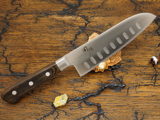 Кухонный нож KAI Benifuji Santoku AB-5438, нержавеющая сталь DSR1K6, лезвие 16,5 см. с проточкойукт Кухонный нож KAI Benifuji Santoku AB-5438, нержавеющая сталь DSR1K6, лезвие 16,5 см. с проточкойукт