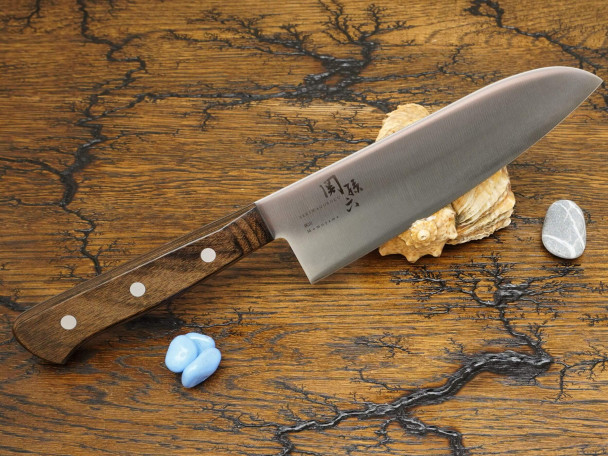 Кухонный нож KAI Momoyama Santoku AE-5146, нержавеющая сталь 420НС, лезвие 16,5 см. Кухонный нож KAI Momoyama Santoku AE-5146, нержавеющая сталь 420НС, лезвие 16,5 см.