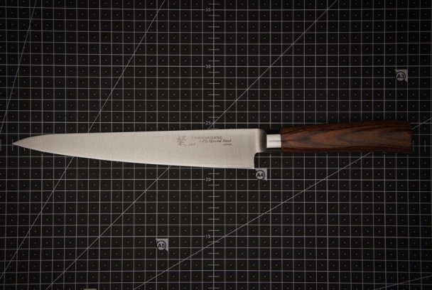Нож кухонный Суджихики 210 мм, Kataoka Tamahagane, сталь VG-5/SUS 410, рук. ламиниров. древесина Нож кухонный Суджихики 210 мм, Kataoka Tamahagane, сталь VG-5/SUS 410, рук. ламиниров. древесина