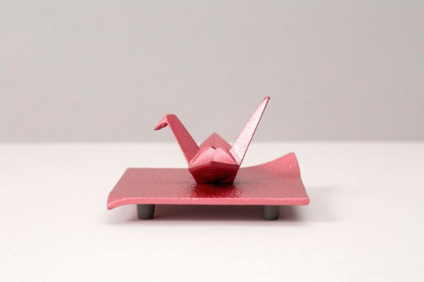 Чугунная подставка для аромапалочек IWACHU 29523, Журавлик оригами на подставке, красный