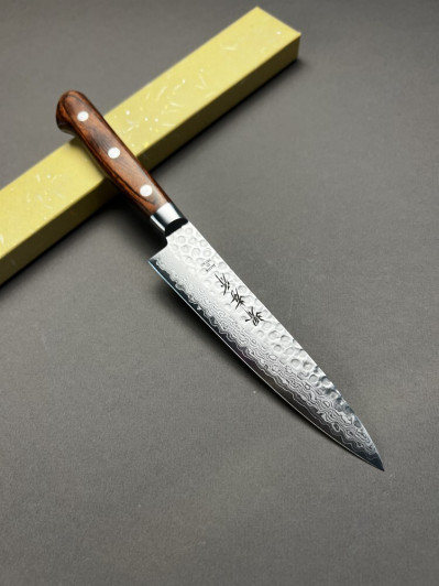 Универсальный нож Sakai Takayuki Damascus Hammered 07221 Petty, 135 мм. Универсальный нож Sakai Takayuki Damascus Hammered 07221 Petty, 135 мм.